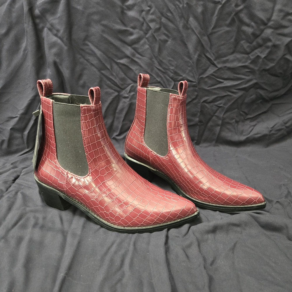 Elegant Crocodile Pattern Ankle Boots - Red